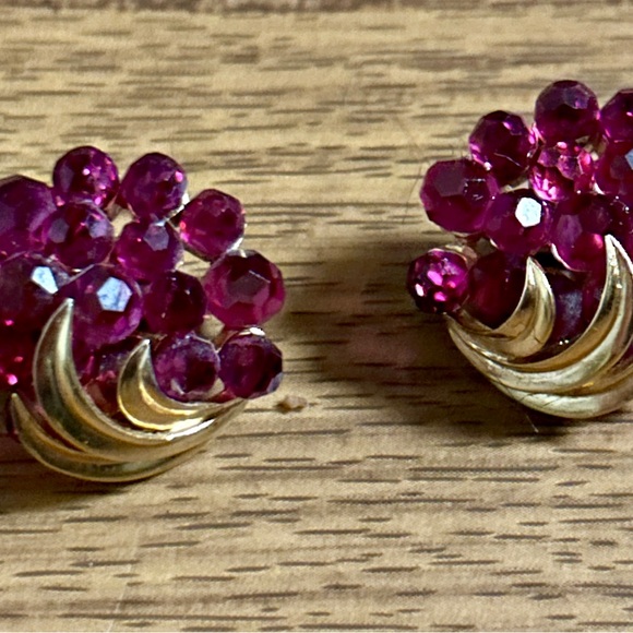 Trifari • Briolette Fuschia •Gold Tone • Purple • Rhinestone Flower • Earrings - Picture 9 of 14